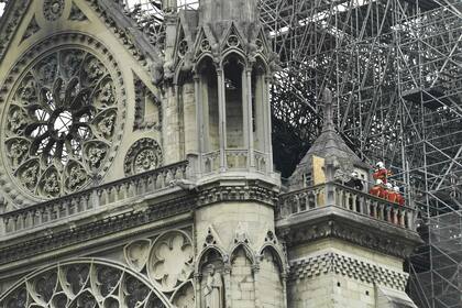 El fuego, que se desató alrededor de las 18.50 (hora local), empezó en la parte superior de la catedral