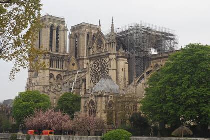 Ubicada en la isla de la Cité, comenzó a construirse en 1163 y fue terminada en 1345 