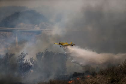 Aviones hidrantes vuelan sobre las zonas afectadas