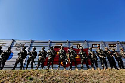 Infantes de marina surcoreanos toman posiciones durante los ejercicios realizados en la Isla de Yeonpyeong