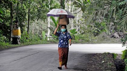 En fotos: el volcán Agung está a punto de erupcionar en Bali y hay 100 mil evacuados