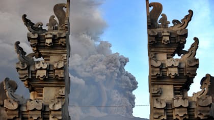 En fotos: el volcán Agung está a punto de erupcionar en Bali y hay 100 mil evacuados