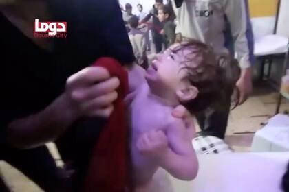 Una captura de video muestra a los socorristas asistiendo a los niños víctimas del ataque