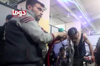 Rescatistas arrojan agua a un joven que fue alcanzado por el químico letal