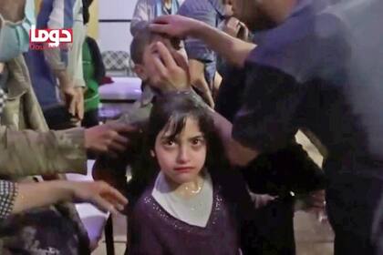 Los socorristas revisan a los niños que fueron afectados por el ataque pero que lograron sobrevivir