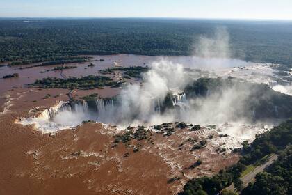 El aumento del caudal hace que las cataratas se vean más espectaculares y maravillosas que lo normal