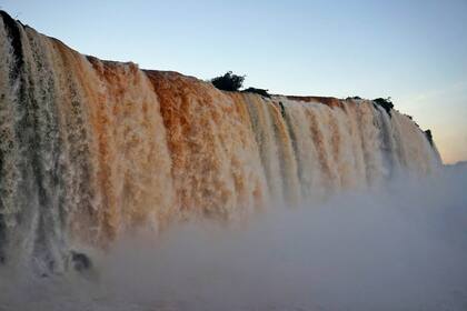 Las cataratas del Iguazú están consideradas las más grandes del mundo y así se ven desde el lado de Brasil