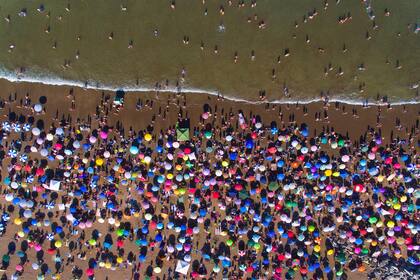 Las coloridas sombrillas colman las playas centrales de La Feliz