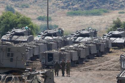 Soldados caminan entre vehículos blindados en los Altos del Golán ocupados por Israel