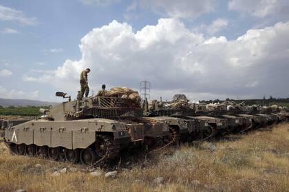 Los tanques israelíes toman posición cerca de la frontera con Siria en los Altos del Golán