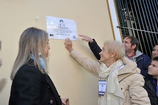 La emoción de la viuda de Carlitos Balá en el acto de homenaje al querido actor