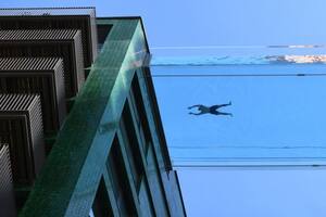 En fotos: la impresionante piscina transparente ubicada a 35 metros de altura