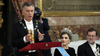 Macri habla ante la reina Letizia y Mariano Rajoy, tras recibir la llave de Madrid