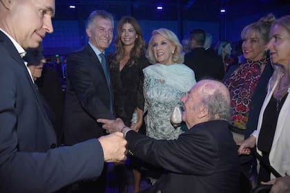 Horacio Rodríguez Larreta, Mauricio Macri, Juliana Awada, Marcela Tinayre y Mirtha Legrand saludan al Director de LA NACION, Bartolomé Mitre