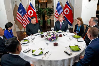 Compartieron la mesa con el jefe de Estado Mayor de la Casa Blanca Mick Mulvaney, el secretario de Estado Mike Pompeo, el vicepresidente norcoreano, Kim Yong-chol y el ministro norcoreano de Asuntos Exteriores, Ri Yong-ho