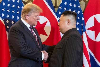 Tras su invitación al dictador para reunirse en la Zona Desmilitarizada, adonde iría esta noche, dijo que se sentiría "muy cómodo" si tuviera que cruzar a Corea del Norte