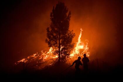 En fotos: más de mil bomberos luchan contra un incendio enorme en Portugal