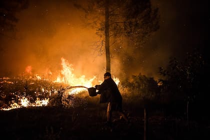 En fotos: más de mil bomberos luchan contra un incendio enorme en Portugal