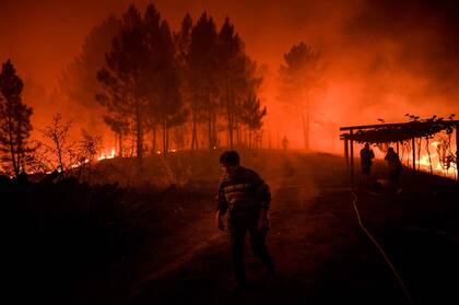 En fotos: más de mil bomberos luchan contra un incendio enorme en Portugal