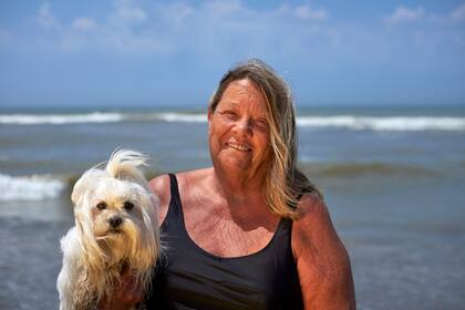 Mirta Gec con su perrita Lola en Pinamar