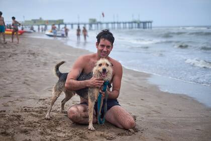 Leandro Ciccone con su perro Dionisio en Pinamar