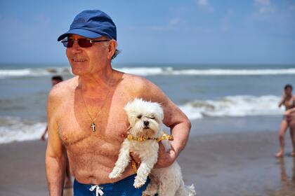 Ricardo Cáceres con su perro Dorique (Querido al revés) en las playas de Pinamar