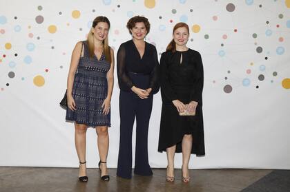 Julia Pomares recibió a los invitados al llegar a la cena