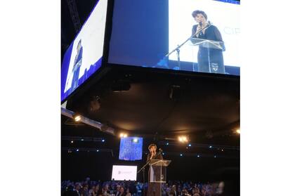 Julia Pomares durante su discurso
