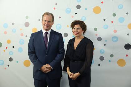 Gustavo Bordet, gobernador de la provincia de Entre Ríos, junto a Julia Pomares al llegar a la cena