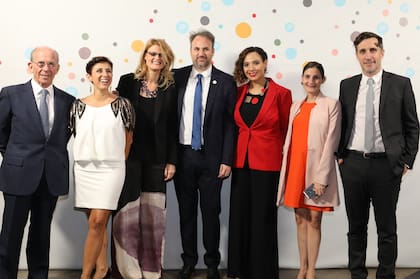 Jorge Mandelbaum, Natalia Aquilino, Sebastián Zirpolo, Alejandra Cardini, Gala Díaz Langou, Carolina Tchintian y Martín Rapetti junto a Jorge Mandelbaum