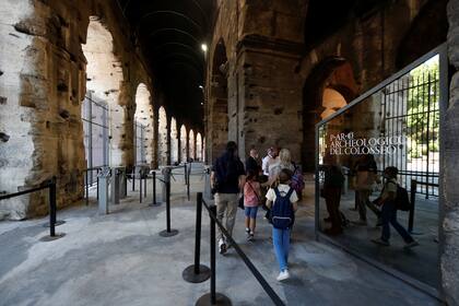 Distancia social, tapabocas, vidrios divisores, son algunas de las medidas que se toman para recorrer el Coliseo