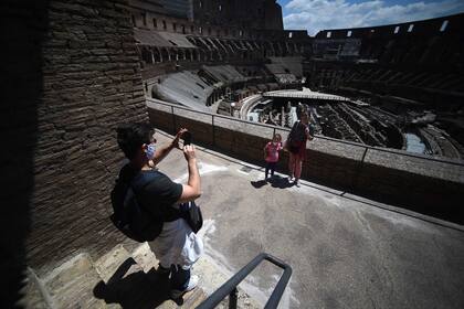 El Coliseo de Roma comenzó a recibir visitantes bajo un estricto protocolo de seguridad; los turistas deben usar tapabocas y respetar la distancia social 