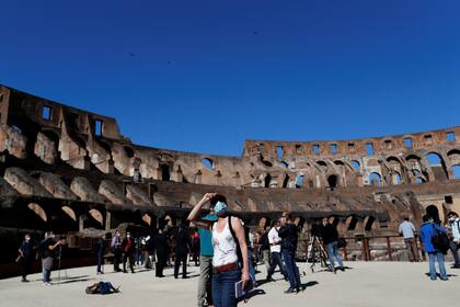 Trabajadores de prensa recorren el Coliseo, mostrando las nuevas normas para visitar el lugar