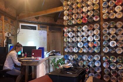 Botellas de plástico utilizadas para la construcción de paredes en la planta de reciclaje