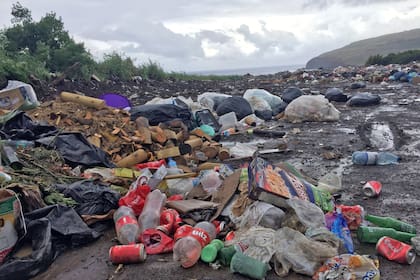 A las consecuencias del cambio climático se suma la basura que se genera diariamente, la que llega a la isla arrastrada por el mar, más el desinterés de algunos turistas de preservar el medio ambiente, arrojando desechos en cualquier lugar