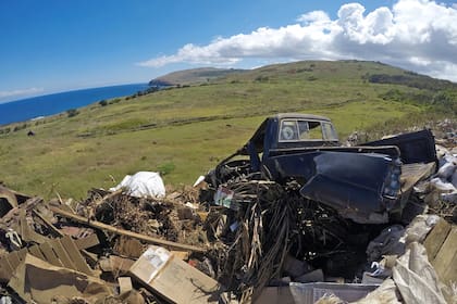 Se estima que unas 19.000 toneladas de basura no orgánica flotan en el giro marítimo que circunda Rapa Nui, pero el volumen es difícil de calcular porque el plástico se va fragmentando y más tarde es confundido por peces y aves como alimento