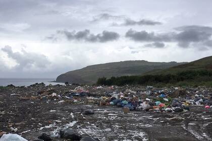 Al noroeste de Rapa Nui, en el islote deshabitado de Salas Gómez, los polluelos de aves marinas aparecen muertos en sus nidos, enredados con fragmentos plásticos