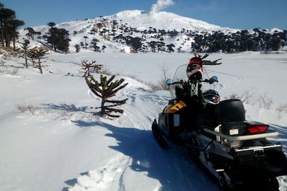 Subir al volcán Copahue en moto de nieve, una experiencia inolvidable