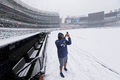 Un hombre toma fotos en el Yankee Stadium cubierto de nieve