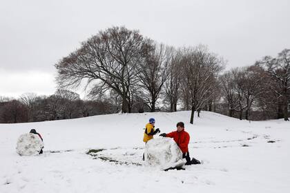 La tormenta amenaza con quedarse todo el día hasta que comience a mermar y la nieve se convierta en lluvia