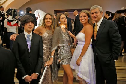 Verónica Zoani de Nutting y Bill Nutting con sus hijos Verónica, Alexa y Ogden