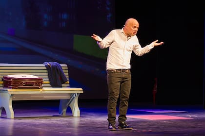 En Frágil, las más variadas dudas existenciales se cruzan por la cabeza de Sebastián Wainraich, haciendo a un monólogo gracioso y profundo a la vez