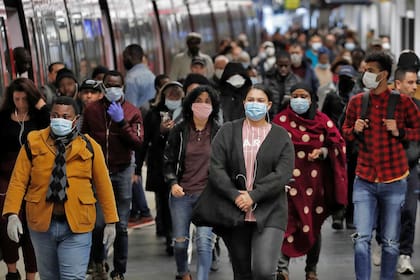 En Francia comienza a verse más gente en las calles y los transportes públiicos