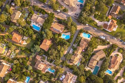 En Francia, para tener una pileta hay que pagar un impuesto anual de 200 euros; el gobierno usó imágenes satelitales y software para identificar piscinas que le permitió encontrar 20.000 piletas no declaradas