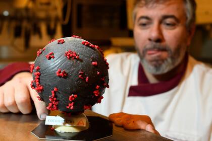 En Francia preparan un huevo de pascua con la forma del virus COVID-19