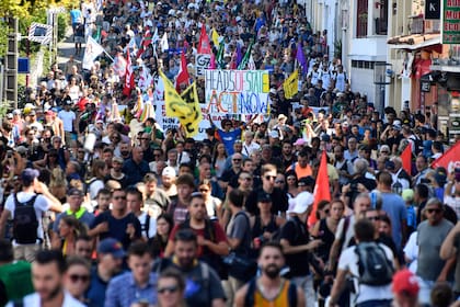 En Francia protestaron este sábado por la Amazonia antes del inicio de la cumbre del G7