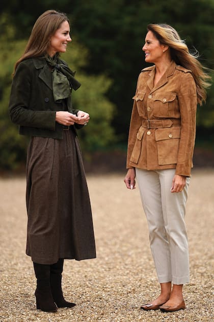 En Frogmore Gardens, Kate usó su primer look otoñal: chaqueta de gamuza y chaleco tejido de ME+EM, falda midi de tweed de Ralph Lauren y cinturón de cocodrilo de Polo Ralph Lauren y botas de gamuza Gianvitto Rosi. Accesorizó con pendientes de plata con baño de oro y charm de piedra roja, de Spells of Love. Melania, en tanto, llevó un equipo de chaqueta de gamuza de Ralph Lauren, pantalones Loro Piana y chatitas