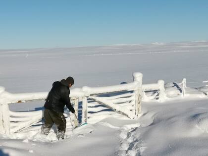 En Fuentes del Coyle, una tranquera con nieve