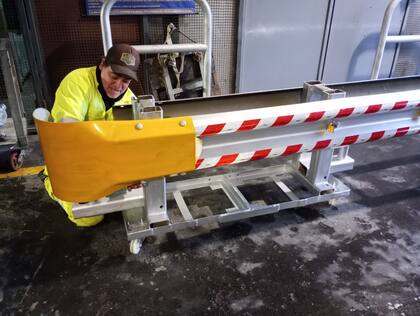 En función del prototipo básico, el equipo de herrería de Trazas de Peaje de Parque Avellaneda comenzó a visualizar y a desempeñar la tarea solicitada