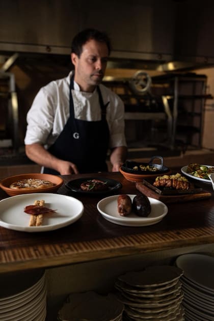 En Gaucha la cocina está a cargo de Juan Carlino, formado en la Argentina y con perfeccionamiento en cocinas con estrellas Michelin en España
